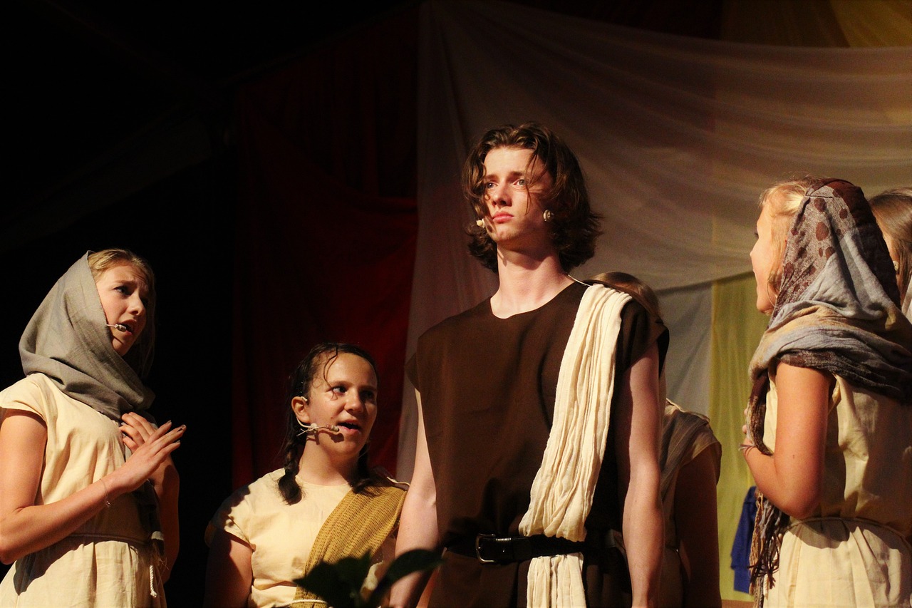 五月香港演员谢宁,演艺之路的闪耀之星